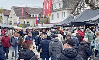 Schon kurz nach Eröffnung des Hollandmarktes herrschte schon reger Andrang. - Carola Drabon
