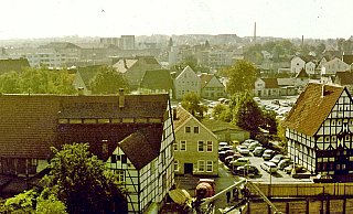 Viel zu entdecken: Das Foto ist von einem Rohbau aus entstanden, der heute wieder eine Baustelle ist. Die beiden Fachwerkhäuser sind erhalten geblieben. - Karl Arnold (Sammlung Polster)