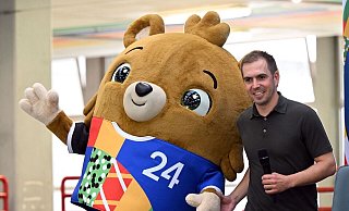 Philipp Lahm und das offizielle Maskottchen der EM 2024. - Federico Gambarini/dpa
