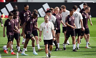 Hat einiges an Arbeit vor sich: Bundestrainer Hansi Flick (M). - Federico Gambarini/dpa