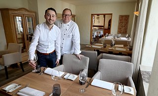 Lars Jonas Schmidt ist als neuer Service-Chef ein As im Ärmel von Hans-Jörg Dunker, der seine eigenen Qualitäten in der Küche ausspielt. - Frank-Michael Kiel-Steinkamp