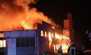 Ein Großbrand vernichtete jüngst eine weitläufige Fabrik an der Hombergstraße. Die Feuerwehr war mit einem Großaufgebot vor Ort.  - Frank-Michael Kiel-Steinkamp