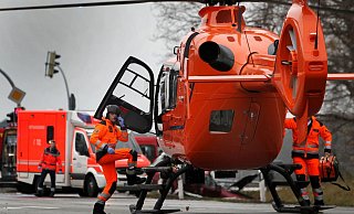 Rettungshubschrauber Christoph 13 landete an der Unfallstelle, ein Notarzt und eine Rettungswagenbesatzung versorgte den Schwerstverletzten. - Symbolfoto: Tyler Larkin