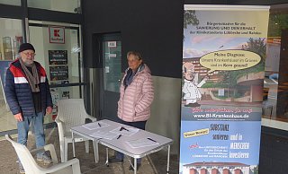 Auch Barbara Becker aus Hüllhorst und Norbert Renger aus Espelkamp betreuten den Stand der Initiative im Kaufland in Lübbecke. - Bürgerinitiative