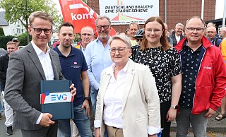 Carsten Linnemann (Paderborner Bundestagsabgeordneter und CDU-Generalsekretär/v. l.) erhält von Sabine Kauer (Eisenbahn- und Verkehrsgewerkschaft/3. v. r.) die Listen mit den Unterschriften. Mit (v. l.) Christian Benthe (Betriebsratsvorsitzender Werk Paderborn), Ulrich Koch (EVG), Andreas Steins (tellvertretender Gesamtbetriebsratsvorsitzender), Clea Stille (Regionsgeschäftsführerin DGB OWL) und Thomas Aulbur (DBG) hoffen sie auf eine Fortführung des Werks. - Holger Kosbab