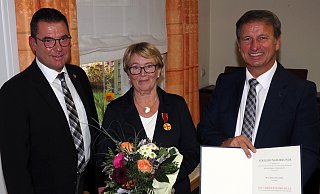 Lob, Dank und Anerkennung sprachen Landrat Michael Stickeln (r.) und Bürgermeister Carsten Torke (l.) Irmgard Gemke für ihr langjähriges, vorbildliches und ehrenamtliches Engagement aus. - Josef Köhne