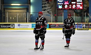 Herbe Enttäuschung: Die Herforder um Sebastian Christmann (l.) und Gleb Berezovskij zogen im Derby gegen die Hammer Eisbären erneut den Kürzeren. - Yvonne Gottschlich