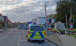 Die Polizei ist am Bahnübergang Parkstraße in Bünde im Einsatz. - Claus Frickemeier