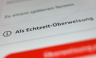 Innerhalb von Sekunden ist das Geld von einem aufs andere Konto überwiesen. (Symbolbild) - Karl-Josef Hildenbrand/dpa