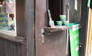 Die Einbrecher hebelten schon bei einem der letzten Einbrüche die Tür des Kiosks und Kassenhäuschens im Tierpark Herford auf. - (Archivbild): Elena Ahler
