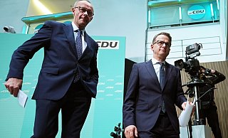 Friedrich Merz (l.) soll Carsten Linnemann ein Ministeramt angeboten haben. Der Paderborner möchte aber CDU-Generalsekretär bleiben. - Marcus Brandt/dpa