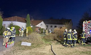 Über 70 Feuerwehrleute waren stundenlang mit einem Kellerbrand in Barkhausen beschäftigt. - Feuerwehr Büren