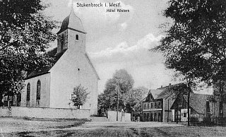 Rechts am Bildrand, vor Kösters Scheune, stand an der Kirchschule das Denkmal für die Straßenerbauung. - Potthoff