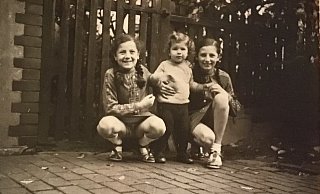 Margot (rechts), ihre jüngere Schwester Lore und Rahel Stern (Mitte) wohnen 1939 im selben Haus in Bielefeld, Laerstraße 9. - Privat