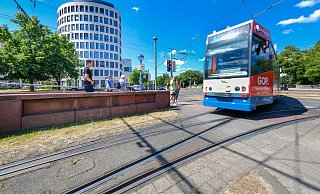 Auf dem Adenauerplatz müssen Weichen ersetzt werden. Er ist in der zweiten Ferienhälfte erneut für drei Wochen Baustelle. - Andreas Zobe