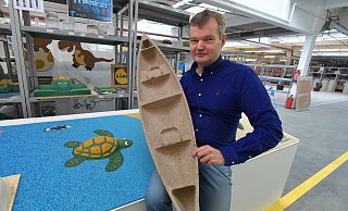 Melos-Geschäftsführer Jörg Siekmann präsentiert das 1,20 Meter lange Melos-Boot aus dem 3D-Drucker. - Jens Dünhölter