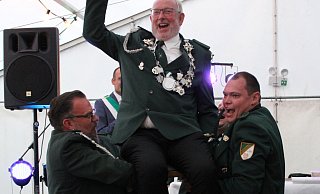 Die Schützen aus Oldinghausen lassen ihren neuen König Rüdiger Nottelmann hochleben. - Eric Pielsticker
