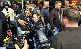 Die erste, die ein Foto mit Luciano bekommt, ist Mia. Sie ist überglücklich, seit 7.30 Uhr wartete sie darauf. - Kurt Ehmke