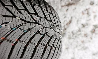Für mehr Sicherheit: Winterreifen sollten mindestens vier Millimeter Restprofil haben. - Matthias Bein/dpa/dpa-tmn