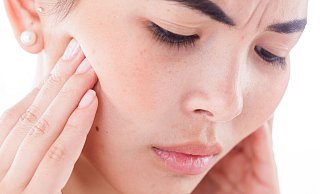 Druck im Oberkiefer: Treten bei einer Erkältung Zahnschmerzen auf, kann es sich um eine Nasennebenhöhlenentzündung handeln. - Christin Klose/dpa-tmn