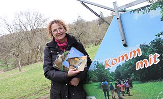 Natur-Pädagogin Annette Cabron lädt interessierte Schulklassen auf die hiesigen Streuobstwiesen ein. Dabei können die Kinder unter anderem die verschiedenen Vogel-Sprachen lernen. - Madita Schellenberg