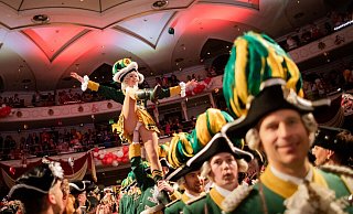 Eine Garde nimmt an der Karnevalssitzung von Fußball Bundesligist 1. FC Köln teil. - Rolf Vennenbernd/dpa