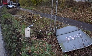 Der Mercedes war ursprünglich in der anderen Richtung unterwegs: Das Fahrzeug drehte sich nach der Kollision mit dem Straßenschild. - Polizei Herford