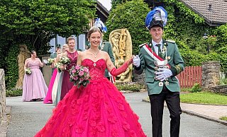 Das strahlende Königspaar Marleen Menne und Ken Horsthemke führt den Festumzug in Helmern an. - Burkhard Battran