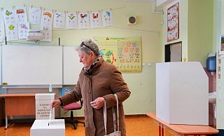Eine Frau gibt ihre Stimme bei den Präsidentschaftswahlen in der Slowakei ab. - Petr David Josek/AP/dpa