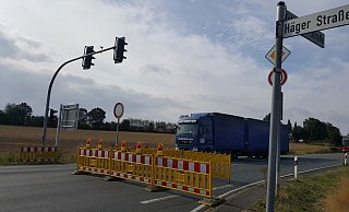 Mittwochmorgen: Die B 61 wird zwischen Herford und Löhne gesperrt. Hier ist die Sperrung an der Hägerstraße in Löhne zu sehen. Die Lastkraftwagen kommen aus Richtung Herford. Foto: David Knapp - David Knapp