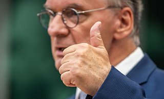 Angebote «in alle Richtungen machen, die sich für uns demokratisch anbieten»: Reiner Haseloff. - Foto: Michael Kappeler/dpa