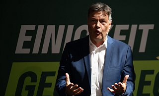 Vizekanzler Robert Habeck erinnert daran, dass auf Wunsch der FDP auch Aktien bei der Rente künftig eine Rolle spielen werden. - Sebastian Christoph Gollnow/dpa