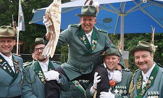 Reiner Bannat aus der West-Kompanie holte mit dem 30. Schuss den hölzernen Adler von der Stange und ist König von Bad Lippspringe. - Bürgerschützenverein Bad Lippspringe