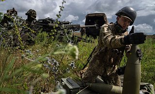Eine von den USA gelieferte Haubitze im Einsatz in der Ukraine. Die USA sind der wichtigste Waffenlieferant des von Russland angegriffenen Landes. (Archivbild) - Evgeniy Maloletka/AP/dpa