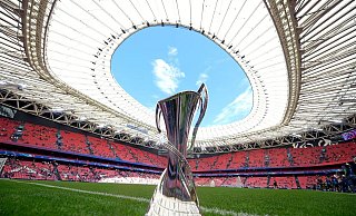 Das große Ziel für den FC Bayern und den VfL Wolfsburg: Der Champions-League-Pokal der Frauen. - Alvaro Barrientos/AP/dpa