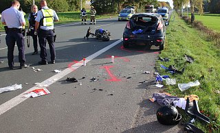 Vermutlich ungebremst prallte ein 18-jähriger Rollerfahrer in das Heck eines auf dem Standstreifen der Bundesstraße 64 haltenden Ford Fiestas. - Feuerwehr Delbrück