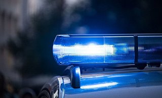 Ein Pkw-Fahrer ist bei Bielefeld aus noch ungeklärter Ursache auf einen Laster aufgefahren. - Symbolbild: Pixabay