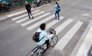 Ein Zebrastreifen soll das Überqueren einer Straße für Fußgänger sicherer machen. - Christoph Soeder/dpa/dpa-tmn