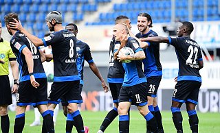 Nach dem zwischenzeitlichen 1:1 gab es Lob für den Vorbereiter Dennis Srbeny (l.) und den Torschützen Sven Michel (mit Ball). - Witters/Witters/Pool