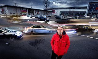 Peter-Wilhelm Aßbeck ist einer der Anwohner, die sich über nächtliche Treffen von Auto-Tunern bei Porta ärgern. - Andreas Frücht