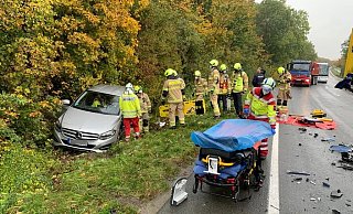 Der Fahrer der B-Klasse musste von der Feuerwehr aus dem Fahrzeug befreit werden. - Ralph Meyer