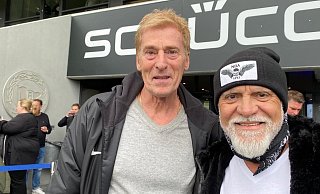 Uli Stein (l.) und Schlagerstar Nino de Angelo sind gemeinsam zum Spiel der Arminia gegen Schalke 04 gekommen. - Wolfgang Rudolf