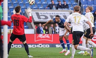 Noah Sarenren Bazee (Mitte) bot ein starkes Spiel für Arminia Bielefeld gegen Wehen Wiesbaden. - Oliver Krato