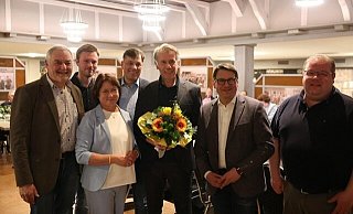 Amtsinhaber Bert Honsel (mit Blumenstrauß) wurde von der CDU Rahden als Bürgermeister-Kandidat nominiert. - CDU Rahden Amtsinhaber Bert Honsel (mit Blumenstrauß) wurde von der CDU Rahden als Bürgermeister-Kandidat nominiert. - CDU Rahden