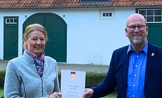 Tourismusleiterin Judith Fidler und Bürgermeister Marko Steiner vor der sanierten Remise im Kurpark Bad Holzhausen. - Stadt Preußisch Oldendorf