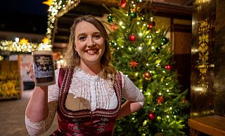 Die neue deutsche Glühweinkönigin Louisa Kress ist immer freitags, samstags und sonntags zwischen den Buden unterwegs. - Harald Tittel/dpa