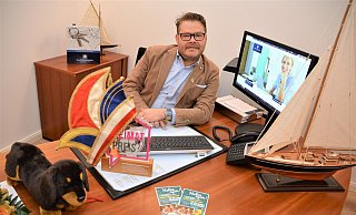 Am Schreibtisch von Simon Oekenpöhler geht es zu 85 Prozent um Immobilien. Die restlichen 15 Prozent gehören der Organisation des Kinderkarnevals. Dafür hat es kürzlich den Heimatpreis gegeben. Der 45-Jährige erzählt außerdem über Maritimes und seinen Hund "Schröder". - Karin Prignitz