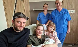 Christian Werny (32), Jessica Werny (23), Emma Estelle, Emilia (4) und die beiden Hebammen Linda Burgmaier und Nina Dehlau. - Katharina Eisele