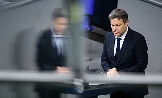 Bundeswirtschaftsminister Robert Habeck (Bündnis 90/Die Grünen) gibt bei der Plenarsitzung im Deutschen Bundestag eine Regierungserklärung zum Jahreswirtschaftsbericht. - Bernd von Jutrczenka/dpa