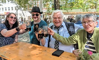 Ein Prosit auf das Blütenfest. - Burkhard Battran